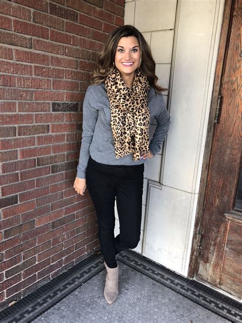 leopard print scarf outfit.